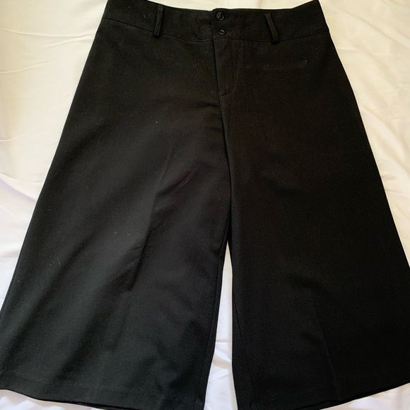 NWOT- Apostrophe Black Dressy Shorts knee length. With Faux pockets Size: 12 - Picture 7 of 7